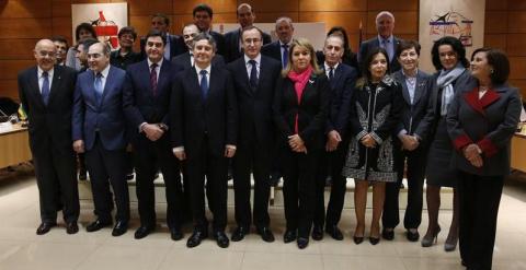 El ministro de Sanidad, Servicios Sociales e Igualdad, Alfonso Alonso (5d), junto a los consejeros de sanidad de las Comunidades Autónomas, presidiendo por primera vez la reunión del Consejo Interterritorial de Salud. /EFE