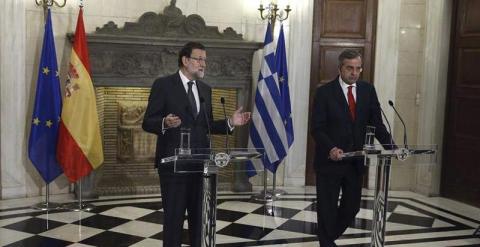 El presidente del Gobierno español, Mariano Rajoy (i), y el primer ministro griego, Andonis Samarás (d), durante la rueda de prensa que han ofrecido hoy, tras mantener la primera reunión entre ambos en Atenas. / Presidencia del Gobierno / Diego Crespo