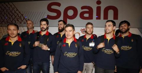 El entrenador de la selección española de balonmano, Manolo Cardenas, posa junto a sus jugadores ante el autobús del equipo a su llegada al aeropuerto de Doha (Qatar) este martes. /EFE