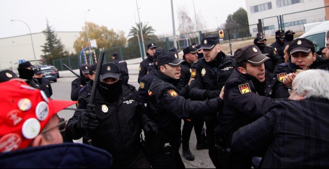 Trabajadores de Coca-Cola en Fuenlabrada protestan contra el desmantelamiento de la fábrica .- JAIRO VARGAS