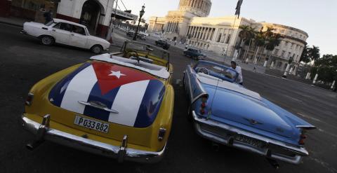 Coche con la bandera cubana en La Habana /EFE