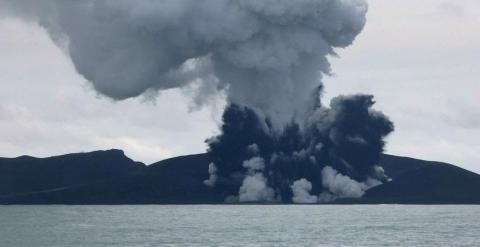 Imagen del volcán en erupción. AFP