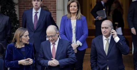 El ministro del Interior, Jorge Fernández Díaz, en la escalinata del Palacio de la Moncloa  antes del Consejo de Ministros. - EFE