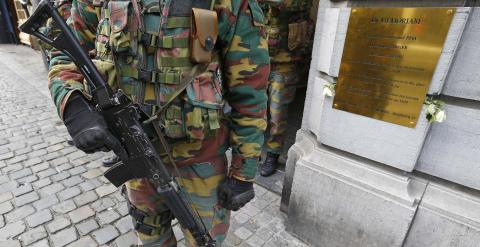 Un soldado belga hacia guardia en la entrada al Museo Judío en Bruselas. - REUTERS
