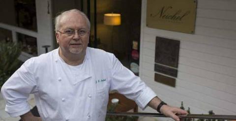 El chef Jean-Louis Neichel, a la entrada de su restaurante. EFE/Alejandro García