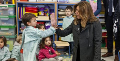 La presidenta de la Junta de Andalucía, Susana Díaz , a su llegada al colegio Antonio Machado de Jerez de la Frontera (Cádiz), que ha inaugurado este lunes. EFE/Román Ríos.
