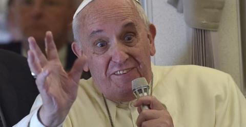 El papa Francisco se dirige a los periodistas que comparten su vuelo desde Manila (Filipinas) a Roma (Italia).- EFE