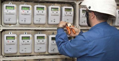 Un técnico instala los nuevos contadores de la luz digitales.