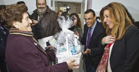 La presidenta de la Junta de Andalucía, Susana Díaz, recibe de una vecina de Gibraleón (Huelva), donde ha inaugurado un colegio, un regalo para su futuro bebé. EFE / Julián Pérez