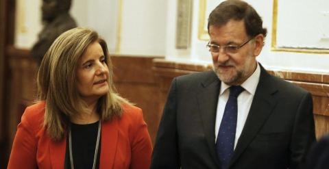 El presidente del Gobierno, Mariano Rajoy, en los pasillos del Congreso con la vicepresidenta Soraya Sáenz de Santamaría y la ministra de Empleo, Fátima Bañez. EFE