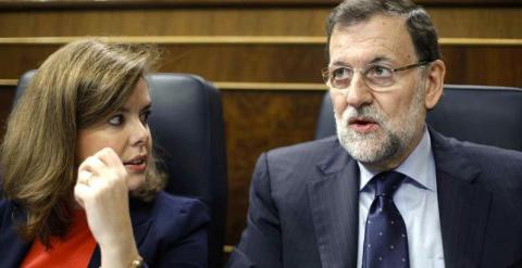 El presidente del Gobierno, Mariano Rajoy y la vicepresidenta, Soraya Sáenz de Santamaría, esta mañana en el Congreso. /EFE