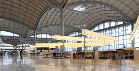 Zona de embarque de la nueva terminal del aeropuerto de Alicante. AENA