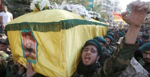 Miembros de Hizbolá cargan con el ataúd de uno de los milicianos muertos en el ataque de Israel. REUTERS