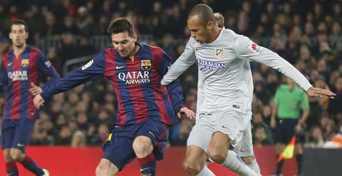 Messi y Miranda, durante el partido. REUTERS/Albert Gea