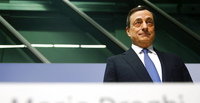 El presidente del BCE, Mario Draghi, a su llegada a la rueda de prensa tras la reunión del consejo de gobierno de la entidad, en la que se ha decidido la puesta en marcha de un programa de compra de deuda soberana. REUTERS/Kai Pfaffenbach