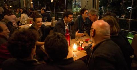Alexis Tsipras, con varios miembros de su equipo de Syriza, en un bar en Atenas tras el el mitin de cierre de campaña del jueves. - CLEMENTE BERNAD