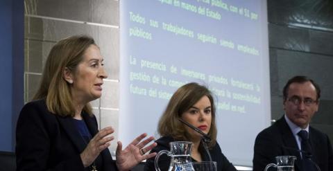 La ministra de Fomento, Ana Pastor, junto a la vicepresidenta Soraya Sáenz de Santamaría, y el titular de Sanidad,  Alfonso Alonso, en la rueda de prensa posterior a la reunión del Consejo de Ministros, explica la salida a bolsa del 28% de Aena. EFE/Emili