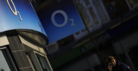 Una mujer habla por su mávil junto a una tienda de O2, en Loughborough (Inglaterra). REUTERS/Darren Staples