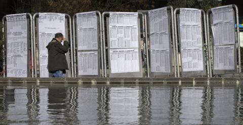 Un hombre mira los tablones con la información para votar en las elecciones griegas del próximo domingo. REUTERS