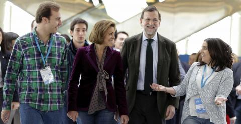 Mariano Rajoy y María Dolores de Cospedal con la presidenta de NNGG, Beatriz Jurado, y el secretario general, Javier Dorado. EFE/Angel Díaz