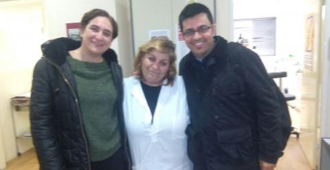 Ada Colau y Gerardo Pisarello con Nenny Nikolau, una dentista voluntaria de la clínica social de Atenas.