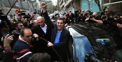 Tsipras, rodeado de seguidores tras votar en un colegio de Atenas. - REUTERS