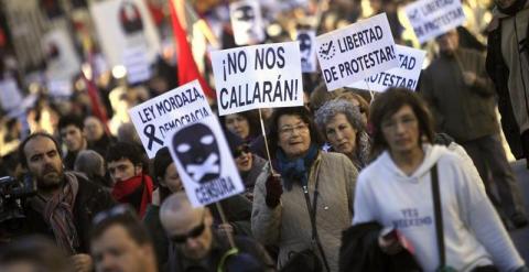 Manifestación contra la 'ley mordaza' entre la Puerta del Sol y el Congreso de los Diputados. EFE/Víctor Lerena