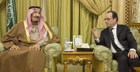 El presidente de Francia, François Hollande, junto al nuevo monarca saudí, Salman bin Abdul Aziz. - EFE