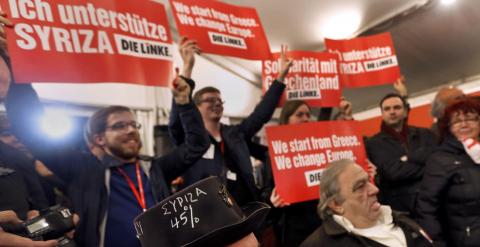 Los seguidores de Syriza celebran los resultados adelantados por los sondeos a pie de urna, que colocan al partido de Alexis Tsipras al borde la mayoría absoluta. REUTERS/Yannis Behrakis