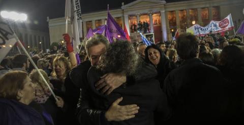 Abrazos y celebración por todo lo alto tras la victoria de Syriza. - CLEMENTE BERNAD