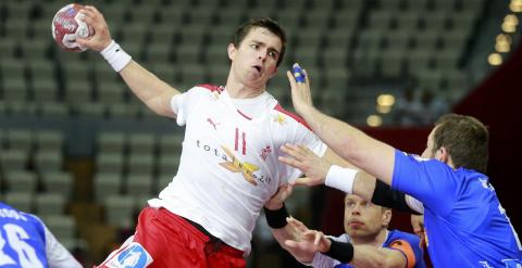 El danés Rasmus Lauge intenta un lanzamiento ante Islandia. REUTERS/Mohammed Dabbous