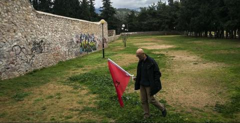 Un hombre con una bandera en el parque donde se encuentra el memorial.