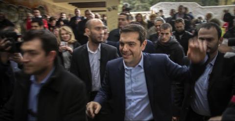 Tsipras, rodeado de gente que también ha acudido al memorial.