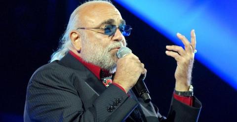 Fotografía de archivo fechada el 3 de septiembre de 2006, que muestra al cantante griego Demis Roussos durante su actuación en el Festival Internacional de la Canción de Sopot cerca de Gdansk, al norte de Polonia. Roussos falleció ayer, 25 de enero de 20