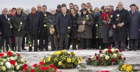 Supervivientes del campo de concentración de Buchenwald asisten junto a sus seres queridos a una ceremonia de conmemoración. / EFE