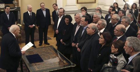 Varios de los nuevos ministros y viceministros del Gobierno de  Alexis Tsipras, durante la ceremonia de juramento del cargo, en el Palacio Presidencial de Atenas. REUTERS/Yannis Behrakis