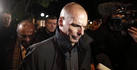 El nuevo ministro de Finanzas griego, Yanis Varufakis, atiende a los periodistas a la salida de la ceremonia oficial de juramento de los nuevos miembros del Gobierno griego. REUTERS/Alkis Konstantinidis