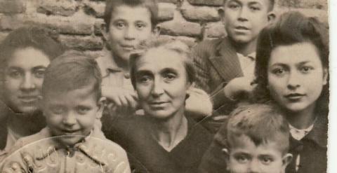 María Olivas, viuda de Timoteo Mendieta, junto a sus siete hijos