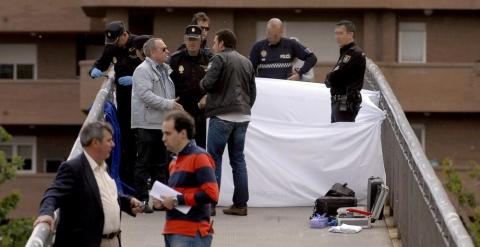 Efectivos de la policía junto al cadáver de Isabel Carrasco. EFE