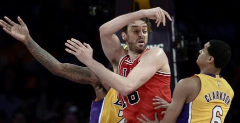 El español Pau Gasol (c) de los Bulls en acción ante Jordan Hill (i) y Jordan Clarkson (d) de los Lakers. /EFE