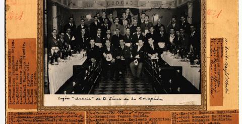 Grupo de la logia 'Acacia' de La Línea de la concepción (Cádiz) identificados con números y nombres, en una foto que sirvió para proceder a su persecución.