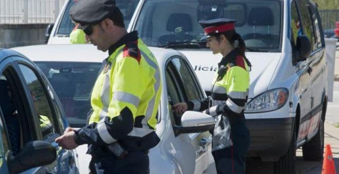 Imagen de archivo un control de carretera de los Mossos d'Esquadra. EFE