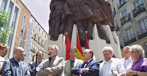 Lola González junto a otros supervivientes de la matanza de Atocha en un acto conmemorativo en 2003 / CC.OO.