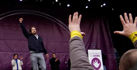 Pablo Iglesias, el líder de Podemos, levanta el punto tras pronunciar su discurso antes decenas de miles de personas en la Puerta del Sol de Madrid .-JAIRO VARGAS