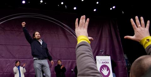 Pablo Iglesias, el líder de Podemos, levanta el punto tras pronunciar su discurso antes decenas de miles de personas en la Puerta del Sol de Madrid .-JAIRO VARGAS