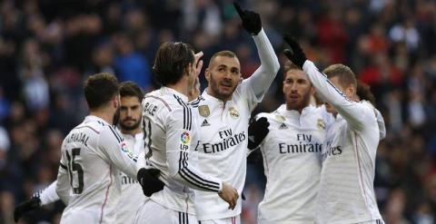 Benzema celebra uno de sus goles a la Real Sociedad. EFE/Alberto Martín