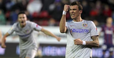 Mandzukic celebra uno de sus goles al Eibar. EFE/Juan Herrero