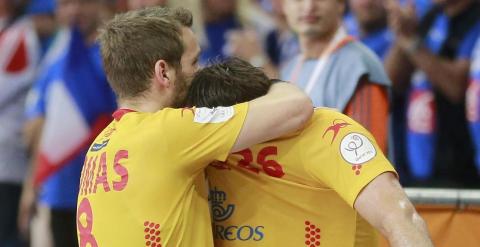 Víctor Tomás trata de consolar a Antonio García tras el partido.  REUTERS/Mohammed Dabbous