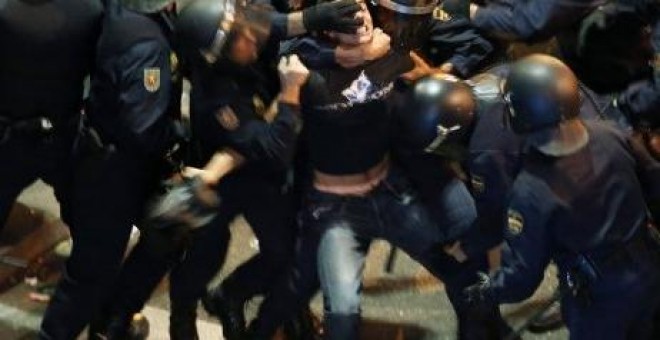 Antidisturbios rodean a un manifestante. - REUETRS