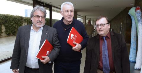 El coordinador general de IU, Cayo Lara (c), acompañado por el coordinador regional de IU en Castilla y León, José María González (i), y el senador Jesús Iglesias (d). -EFE/Nacho Gallego